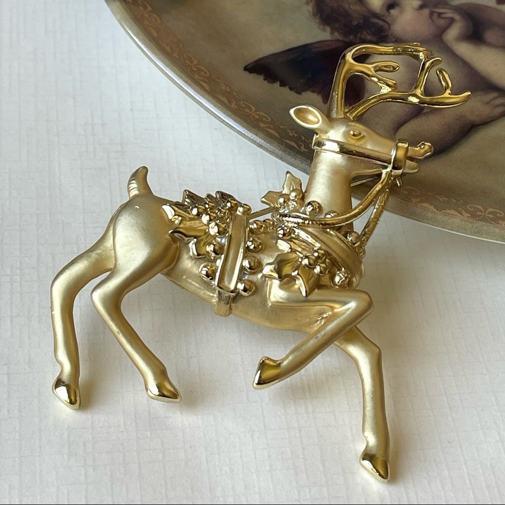 Vintage Reindeer Christmas Brooch Pin Chunky Gold Tone Textured 3”